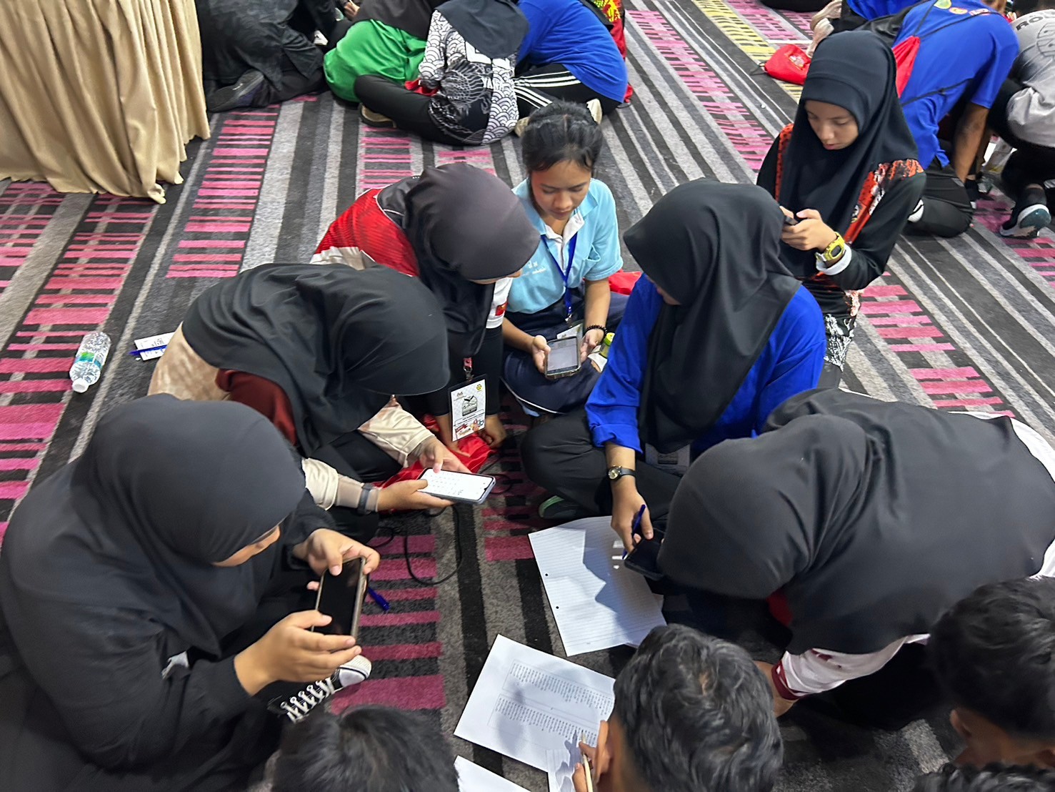 LINE_ALBUM_khay Stem and English Camp n prathes maleseiy_241120_31.jpg